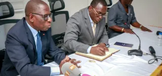 affaire-ministere-des-sports-cocan-feh-kesse-sur-un-siege-ejectable